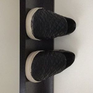 Black flats Closed in